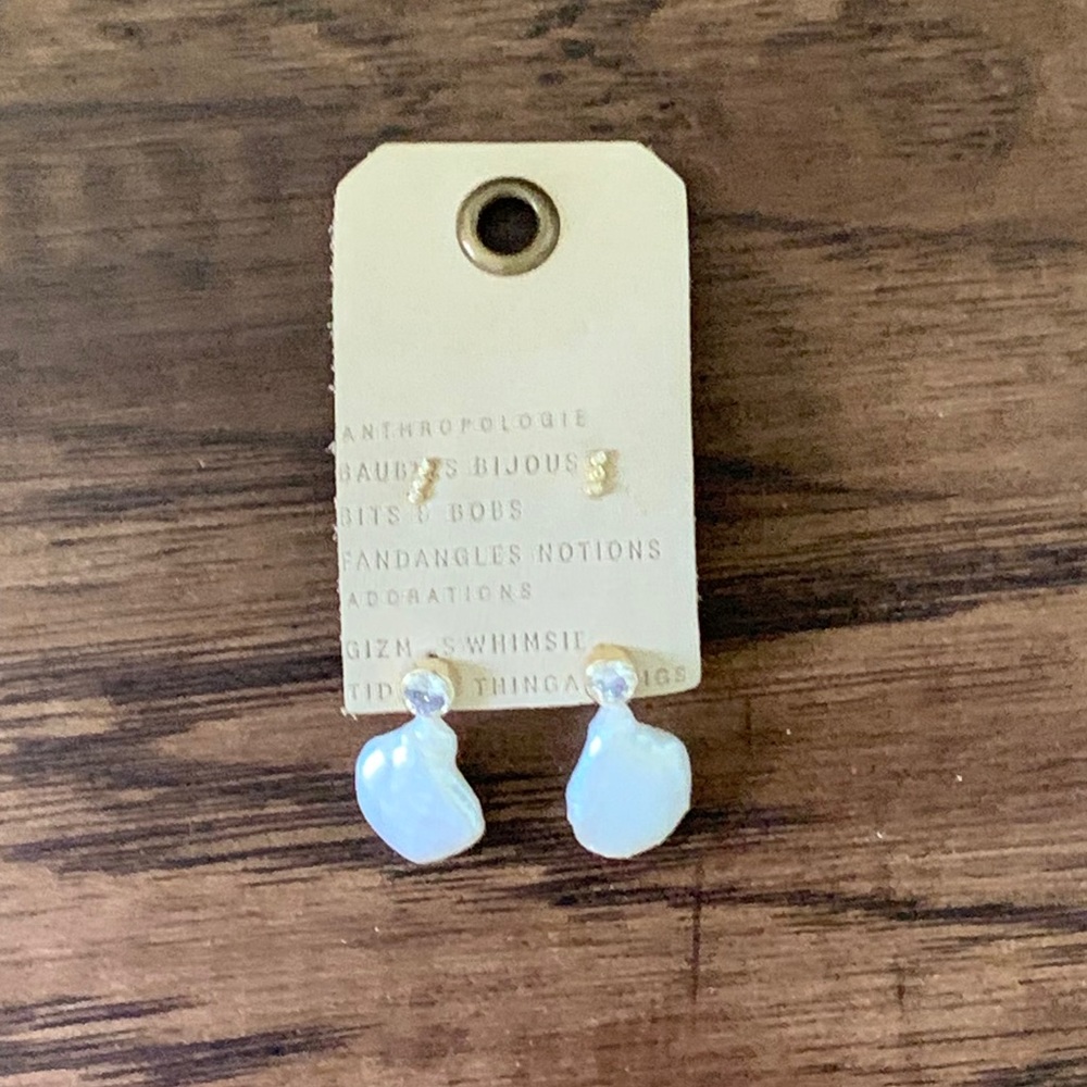 Anthropologie Beautiful pearl earring